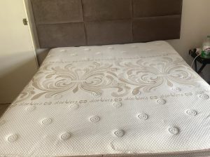 Lit de reine size et tête de lit