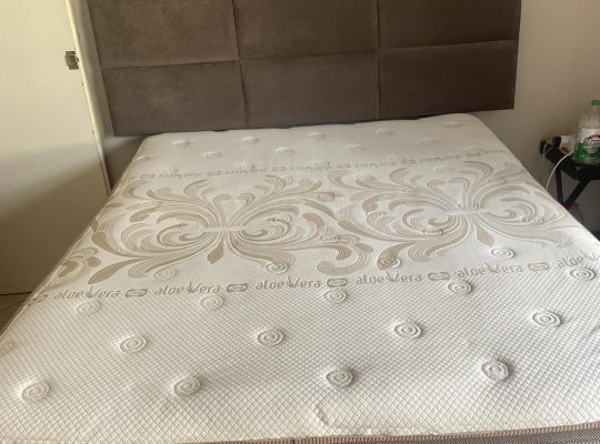 Lit de reine size et tête de lit