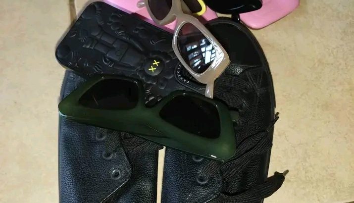 Toutes ces chaussures et ces lunettes