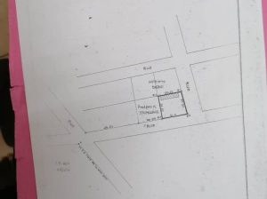 3/4 lot de terrain en angle de rue clôturé