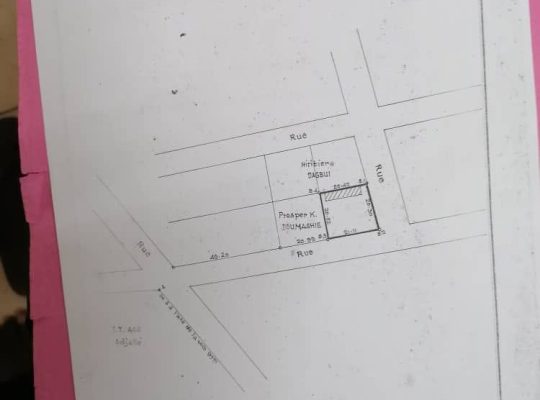 3/4 lot de terrain en angle de rue clôturé