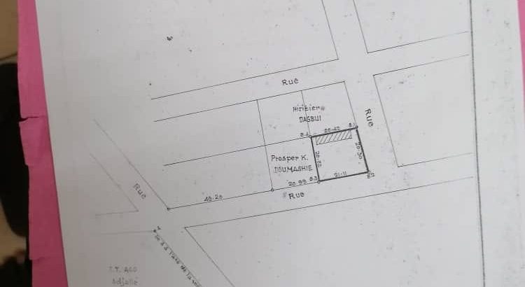 3/4 lot de terrain en angle de rue clôturé