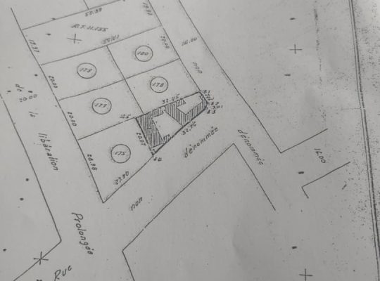 3/4 de Lot de terrain en angle de rue