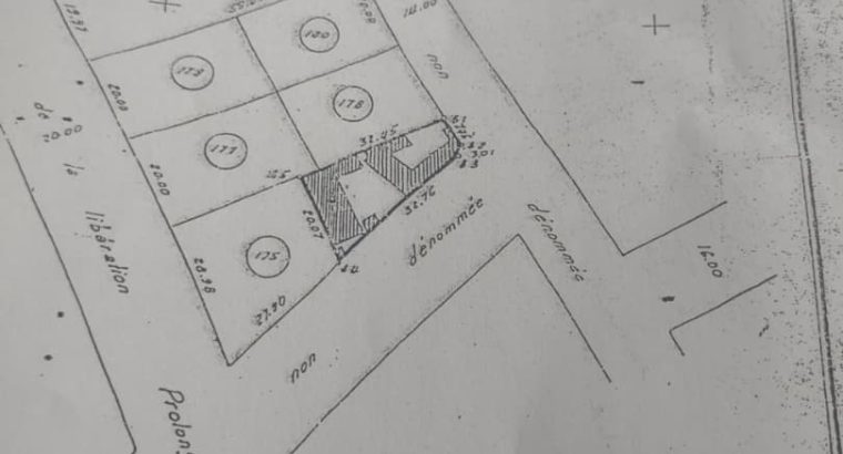 3/4 de Lot de terrain en angle de rue