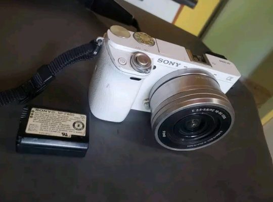 Sony A6000, livré avec un objectif (amovible)