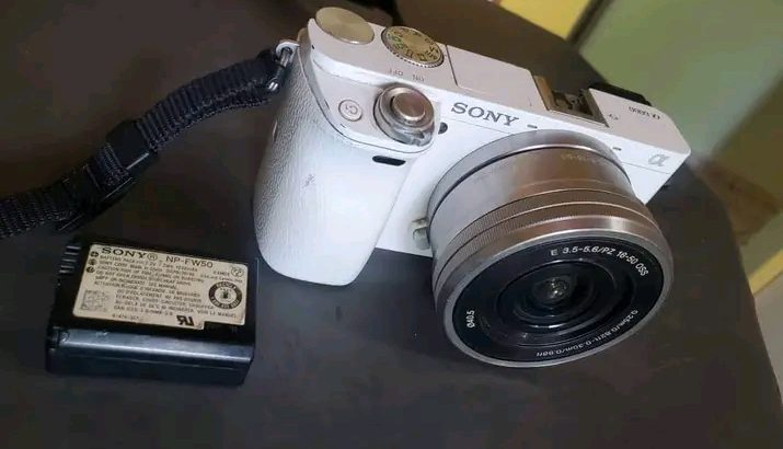 Sony A6000, livré avec un objectif (amovible)