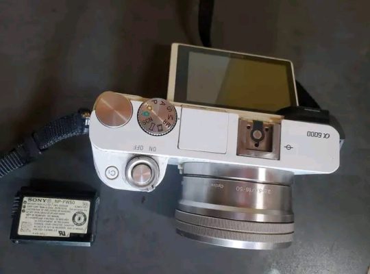 Sony A6000, livré avec un objectif (amovible)