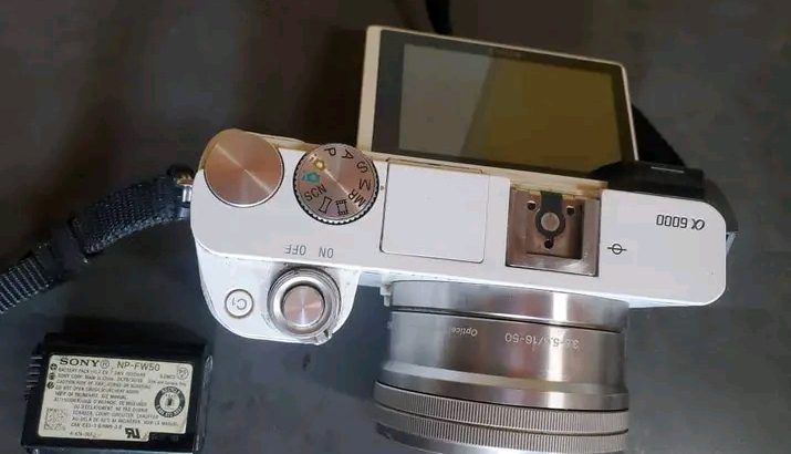 Sony A6000, livré avec un objectif (amovible)