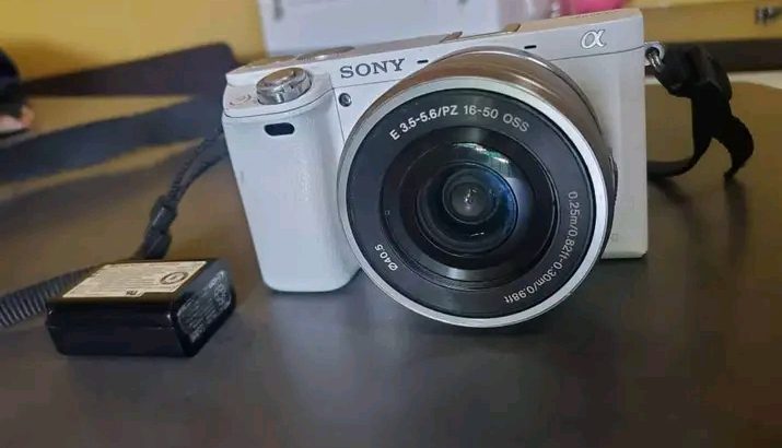 Sony A6000, livré avec un objectif (amovible)