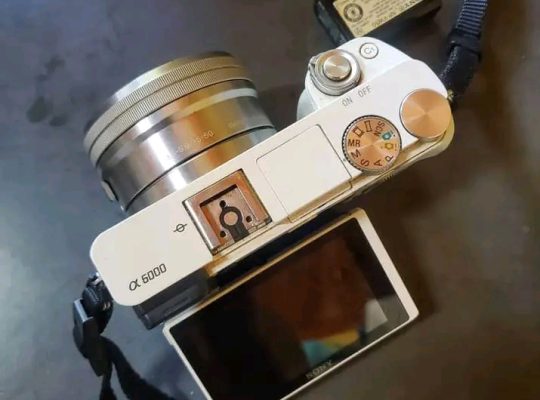 Sony A6000, livré avec un objectif (amovible)