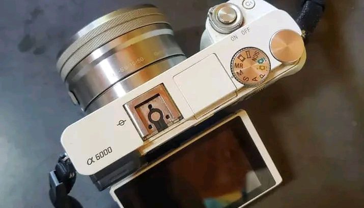 Sony A6000, livré avec un objectif (amovible)