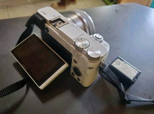 Sony A6000, livré avec un objectif (amovible)