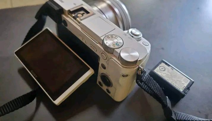 Sony A6000, livré avec un objectif (amovible)