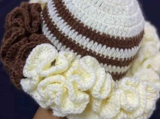 Bonnet à volants au crochet