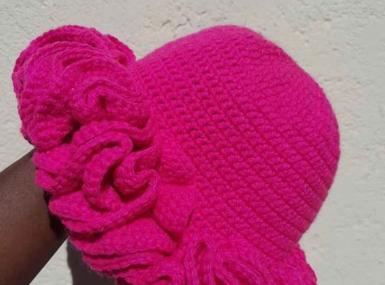 Bonnet à volants au crochet