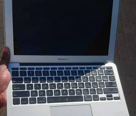 MACBOOK AIR
