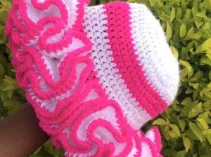 Bonnet à volants au crochet