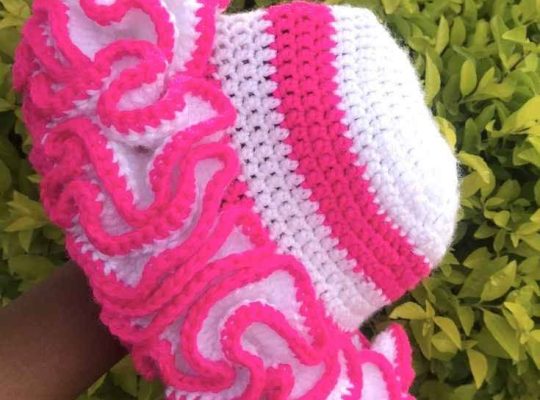 Bonnet à volants au crochet