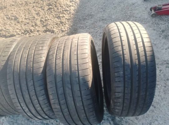 Pneus 255/35/19×5