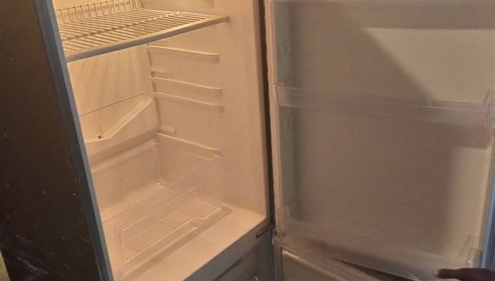 Réfrigérateur à porte verticale