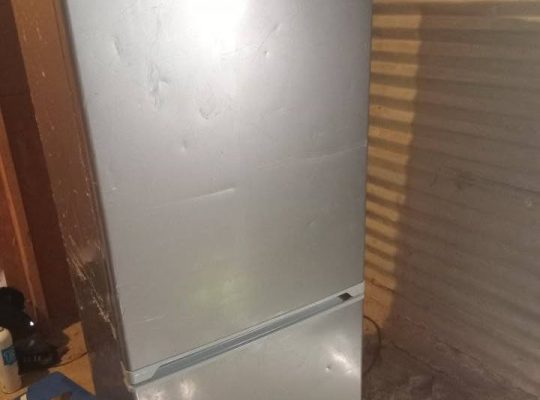 Réfrigérateur à porte verticale