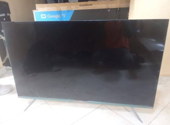 Télé Smart SKYWORTH de 55 pouces avec décodeur