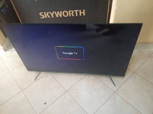 Télé Smart SKYWORTH de 55 pouces avec décodeur