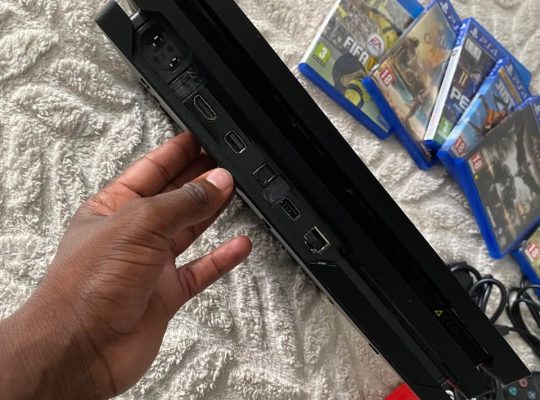 PS4 Pro en parfait état (1 To)
